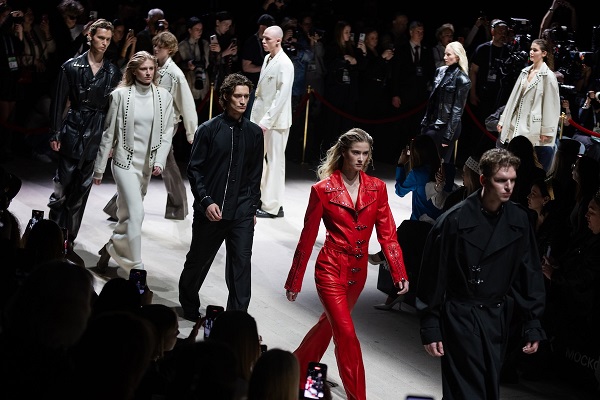 Tasarımcı Emre Erdemoğlu Moskova Moda Haftası’nda dikkatleri üzerine çekti