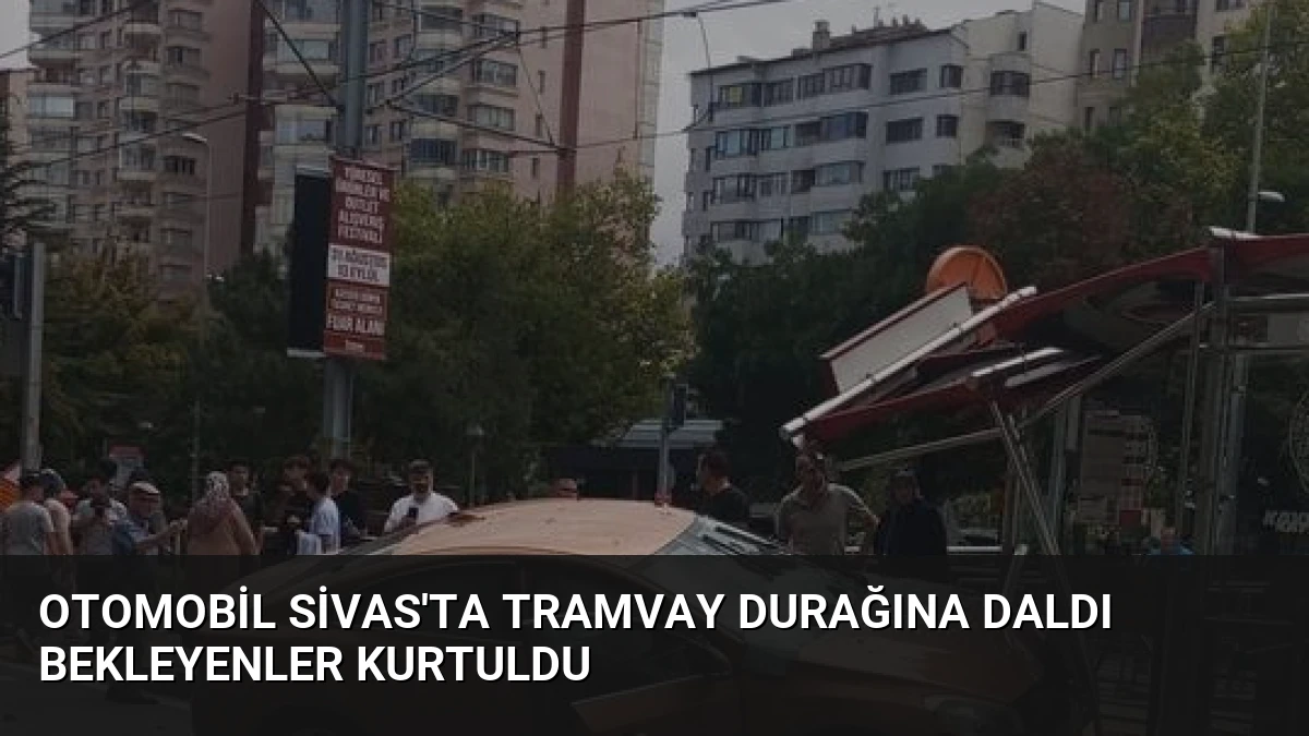Otomobil Sivas’ta Tramvay Durağına Daldı Bekleyenler Kurtuldu